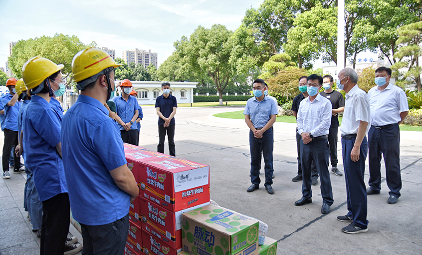 溧阳市委书记叶明华慰问新利体育luck18电缆高温下坚守的一线工人